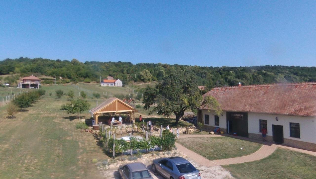 Edenkert Vendeghazak Hotel Pecsvarad Exterior photo